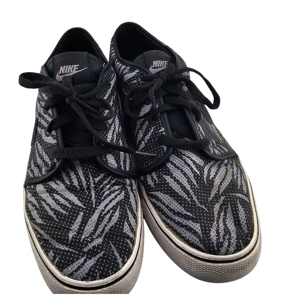Nike Toki Low Top Sneakers Men's Size 9.5 Black Gray Print‎ Tennis Shoes GUC
